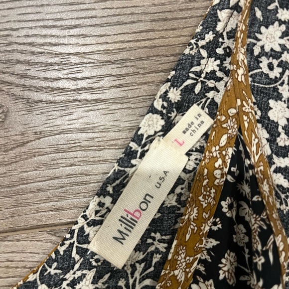 Millibon Black and White Floral Dress with Gold Accents - Picture 2 of 3